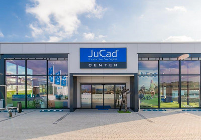« JuCad Center », bâtiment de 2000 m² avec salle d’exposition et service technique.