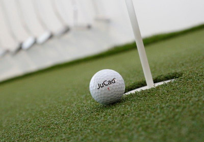 Le putting green, espace pour tester les putters haut de gamme JuCad.