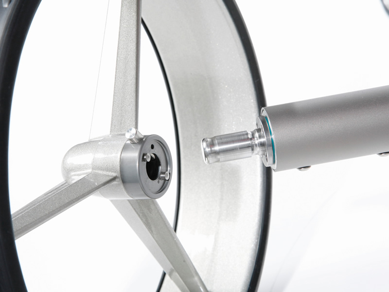 Roues légères de haute technologie. L‘expérience des techniques de course automobile au profit de votre confort sur le parcours.