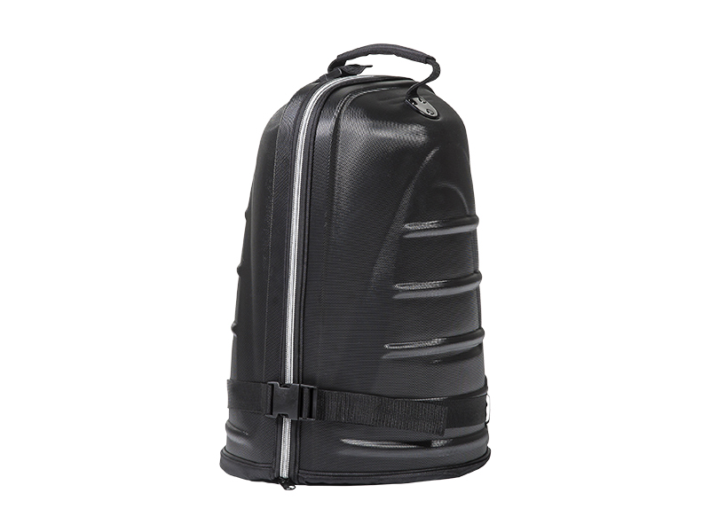 JuCad_small-travelcover-with-hardtop_detail_JTC-2-3 Un gain de place garanti, pour un rangement optimal sous la partie supérieure renforcée peu encombrante.
