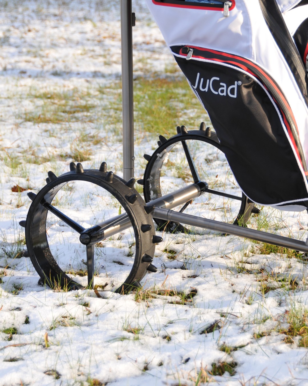 🇬🇧 for more grip on the golf course❄

JuCad Winter sleeves
JuCad winter sleeves allow you a comfortable and secure round of golf even in the cold season. The rubber spikes on the tires reduce ground contact by up to 75%, which allows a fairway-friendly driving and prevents spinning of the wheels.

—————————

🇩🇪 Für mehr Grip auf dem Golfplatz❄

JuCad Winterreifen
Mit den JuCad Winterreifen fahren Sie auch in der  kalten Jahreszeit sicher und komfortabel über die Fairways. Durch die Gummispikes auf den Reifen wird der Bodenkontakt bis zu 75% verringert, was ein platzfreundliches Fahren ermöglicht und ein Durchdrehen der Reifen verhindert. 

#jucad #grip #wheels #style #rollinstyle #golf