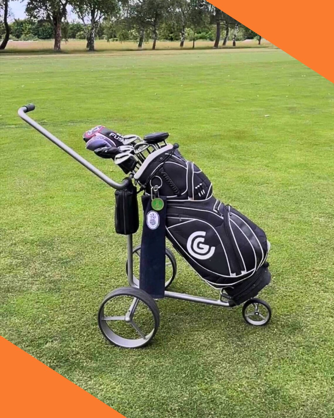 👉 @julian_bentz28  is out on the golf course in style with his elegant JuStar trolley! 

Thanks for the great photo! 

#justar #golf #style #golfcourse