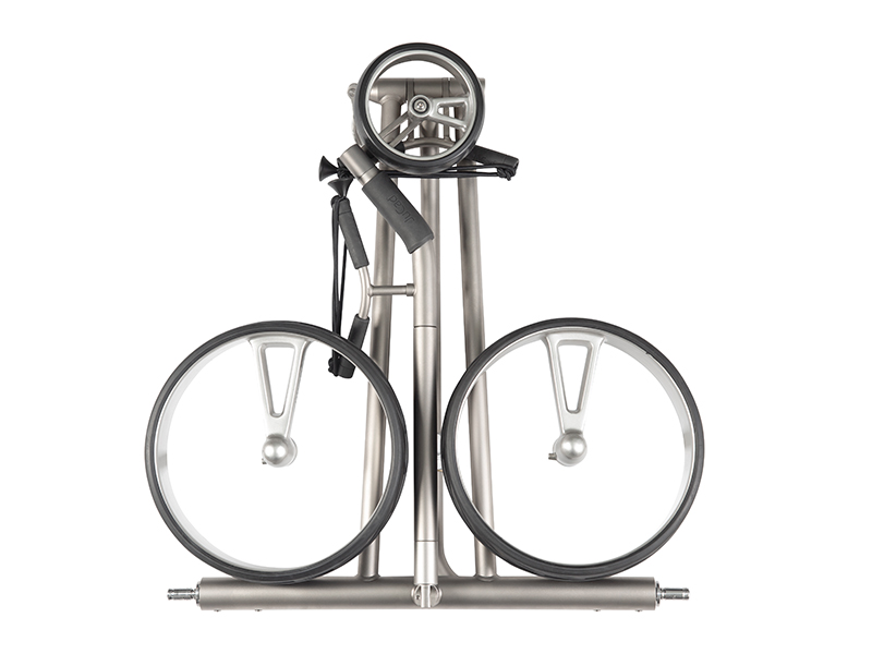Grâce à une technique de pliage novatrice, le chariot JuCad Phantom Titan 2.0 se plie en une fraction de seconde. Dimensions de rangement du cadre 65x60x11 cm. 