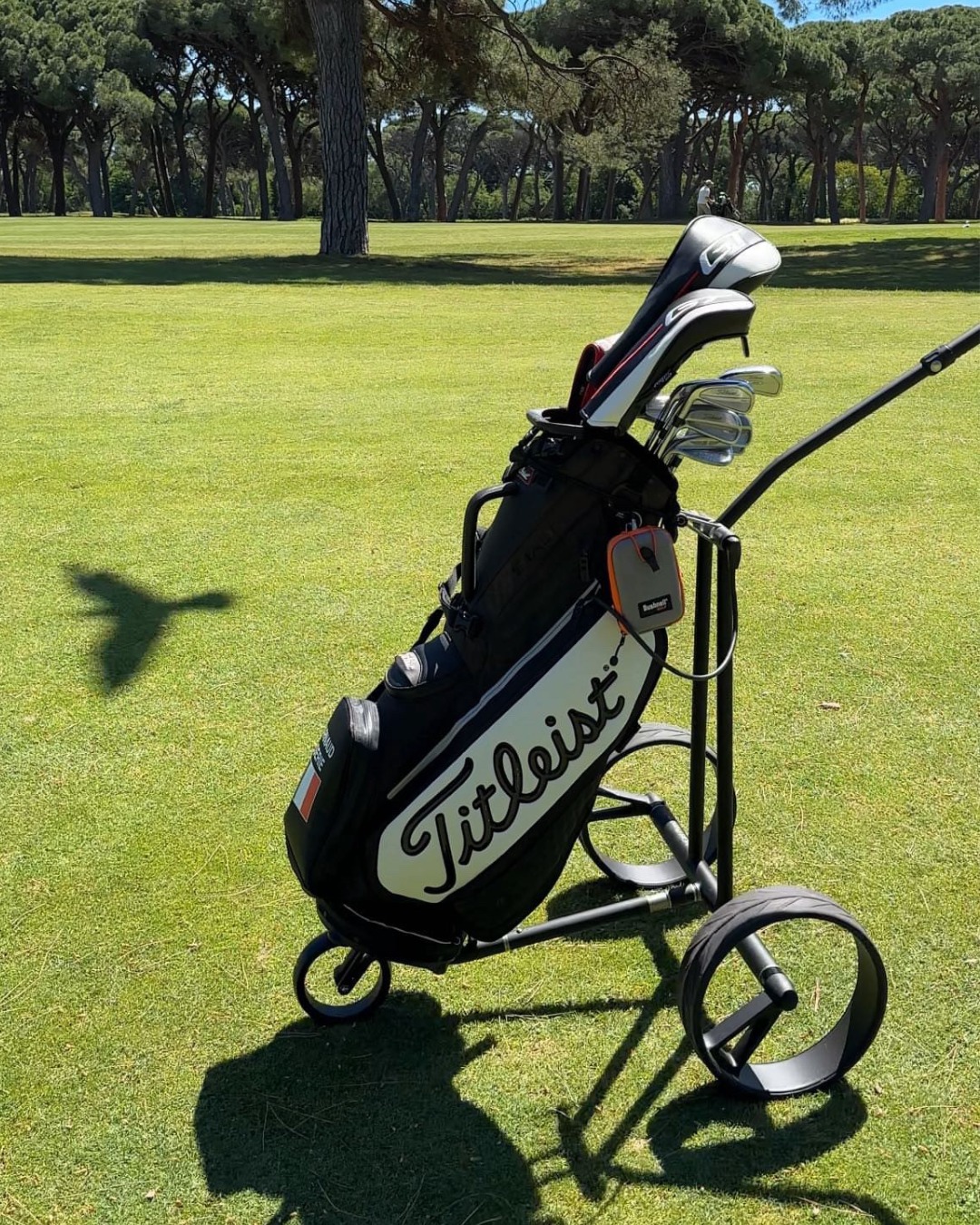 Sunshine, golf, and my trusty JuCad trolley. That´s all I need! 

Thank you for this amazing photo!🦅 @arnaudseriegolf 

#jucad #golf #golfpro #golfcourse #sunnyday #happy