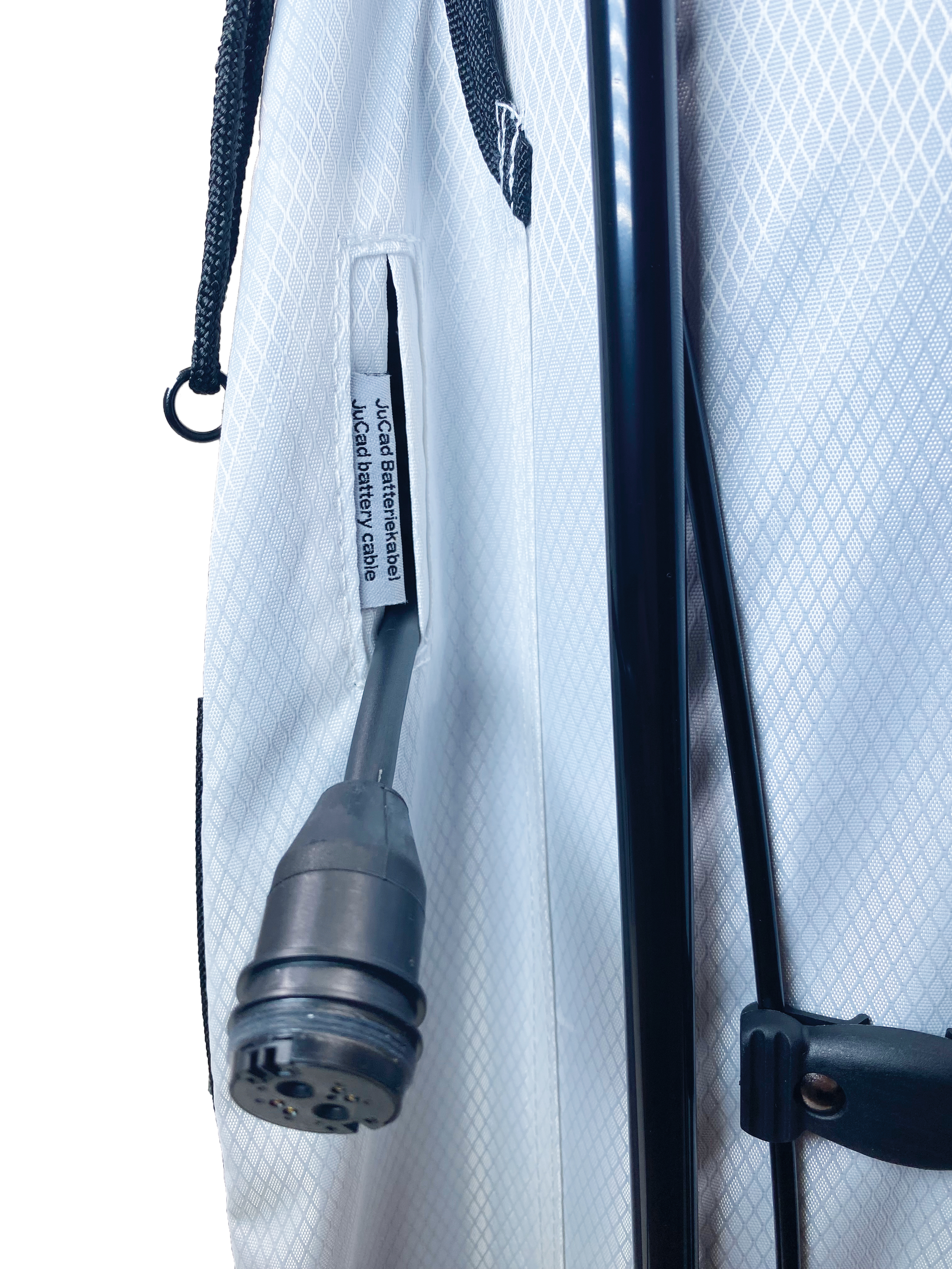 JuCad_bag_Fly_white-red_JBFLY_WR_outlet-powerpack-1_RGB Beispiel Auslass Powerpack-Kabel
