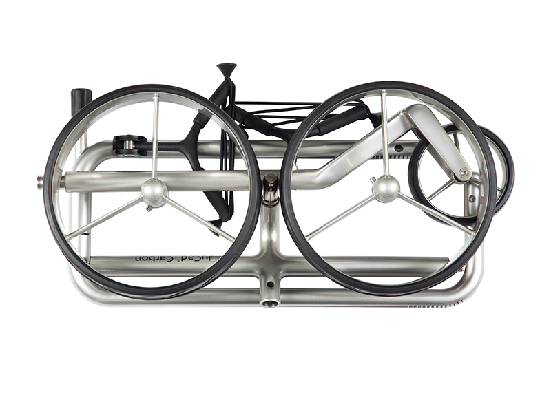 JuCad_Carbon_silver-black_JC3-SS_packing size_65_35_10_cm Démontable en 3 parties, rangement ultra-compact. Dimensions : 65x35x10 cm