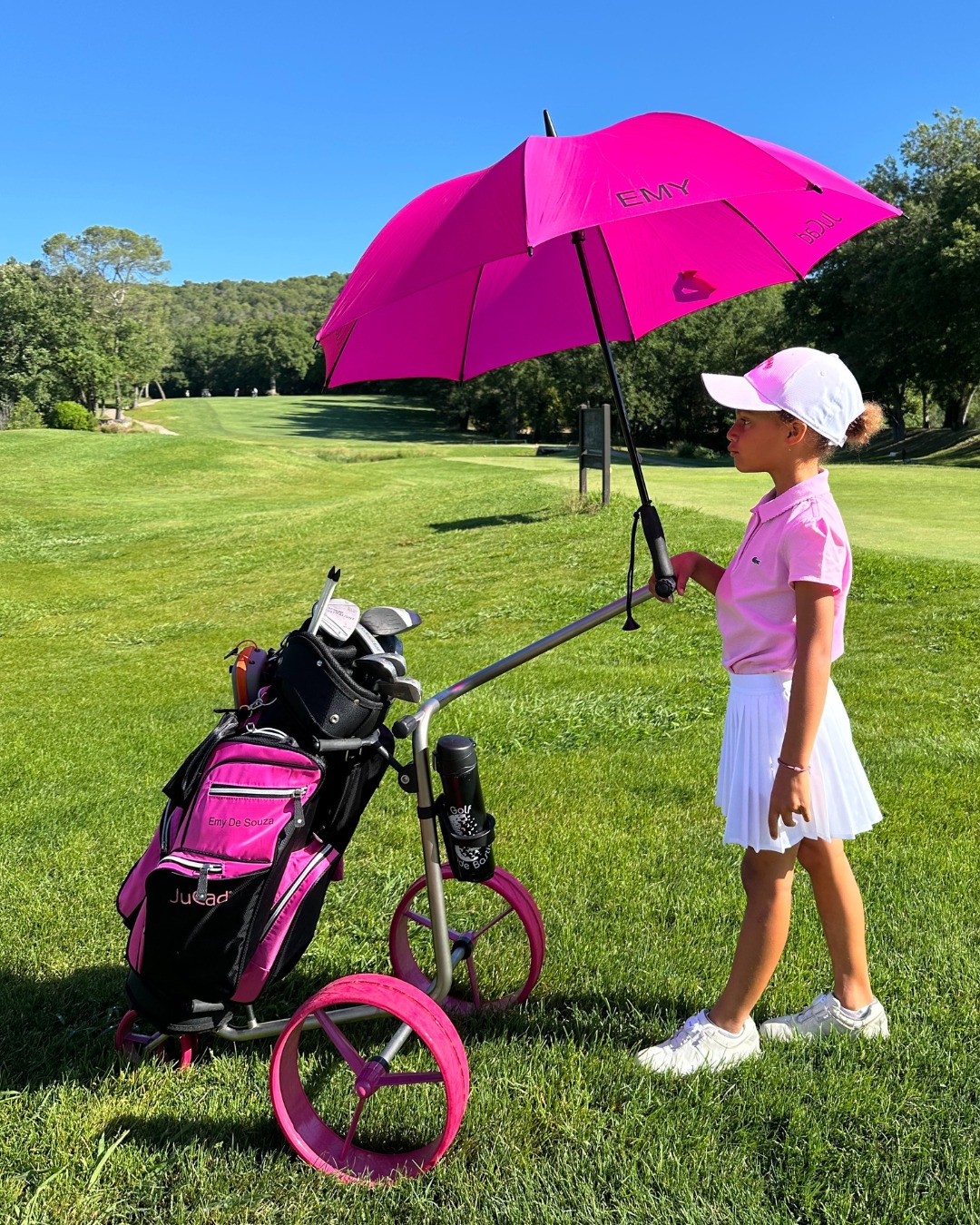The perfect umbrella for sunny days! ☂️☀️⛳

Personalise your umbrella with your name, initials or club logo.

Photo by: @emy_golf 🌻

#jucad #jucad_international #golf #golfpro #golffamily #fy #fyp #kids #youngster #children #golfkids #sport #play #positivevibes #golfkids
