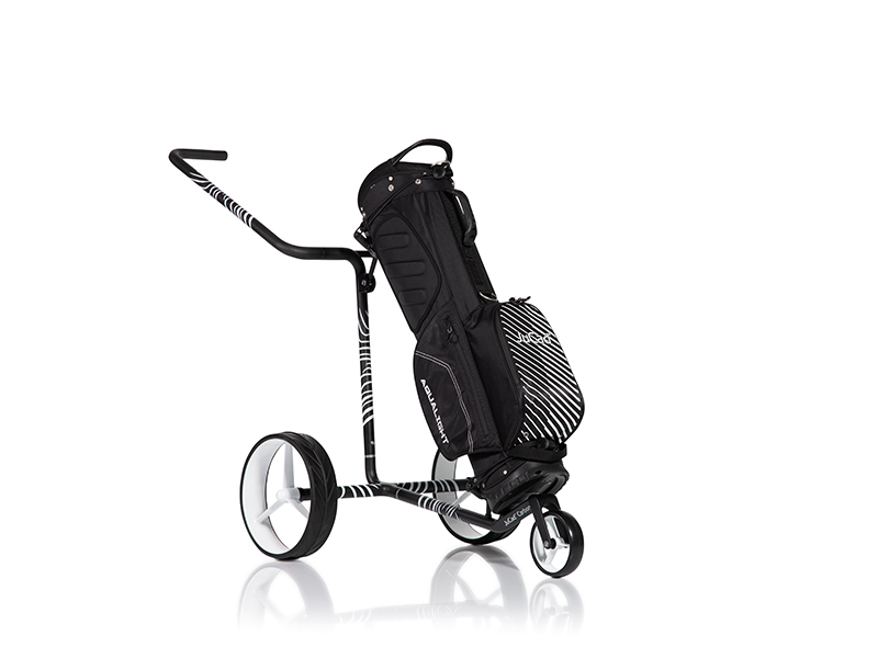 JuCad Carbon Zebra mit Beispielbag Aqualight schwarz. Golfbag im Lieferumfang nicht enthalten.