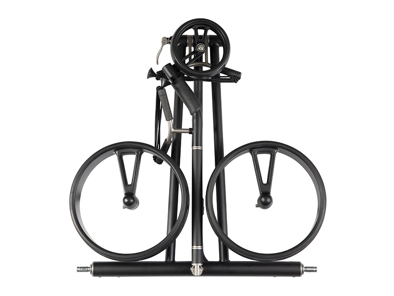 Grâce à une technique de pliage novatrice, le chariot JuCad Phantom black on black 2.0 se plie en une fraction de seconde. Dimensions de rangement du cadre 65x60x11 cm. 