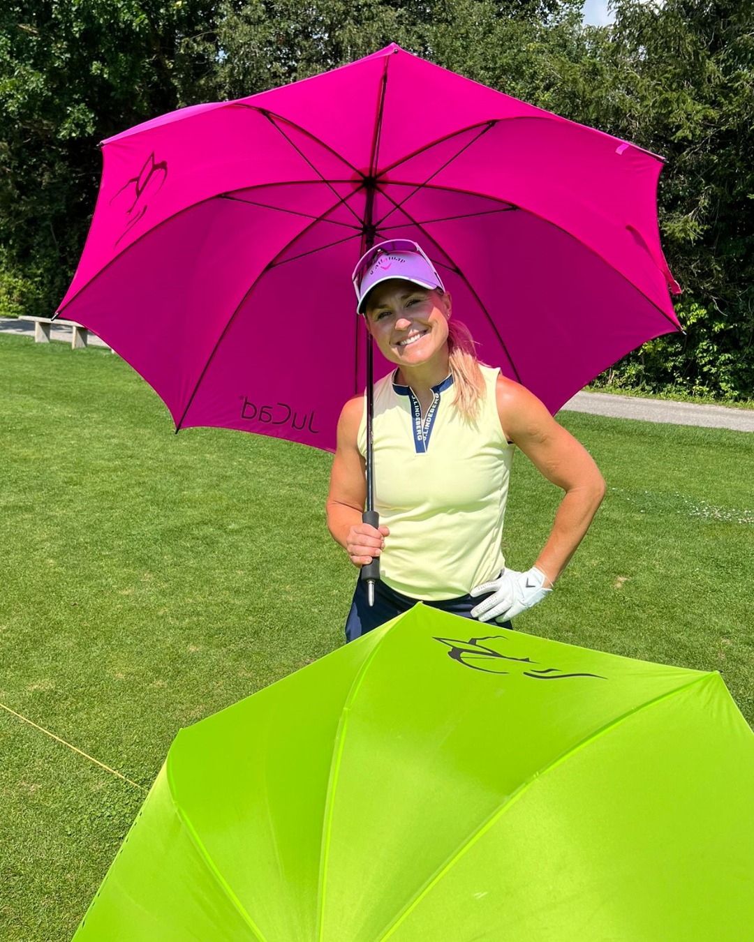 𝐖𝐞 𝐥𝐨𝐯𝐞 𝐢𝐭 𝐜𝐨𝐥𝐨𝐫𝐟𝐮𝐥!

Our umbrellas offer the perfect protection on hot or rainy days

... and best of all: they are available in many different colors!

🩷🧡💛💚

Which color is your favourite?

Thank you very much for the great photo! 

@martina.eberl.official 
 #jucad #jucad_international #jutec #golf #golfing #golfswing #putting #chipping #smile #colourful #training #golfpro #summer #sun #rain #feeling #happy #qualitytime
#golftips #golftrainer