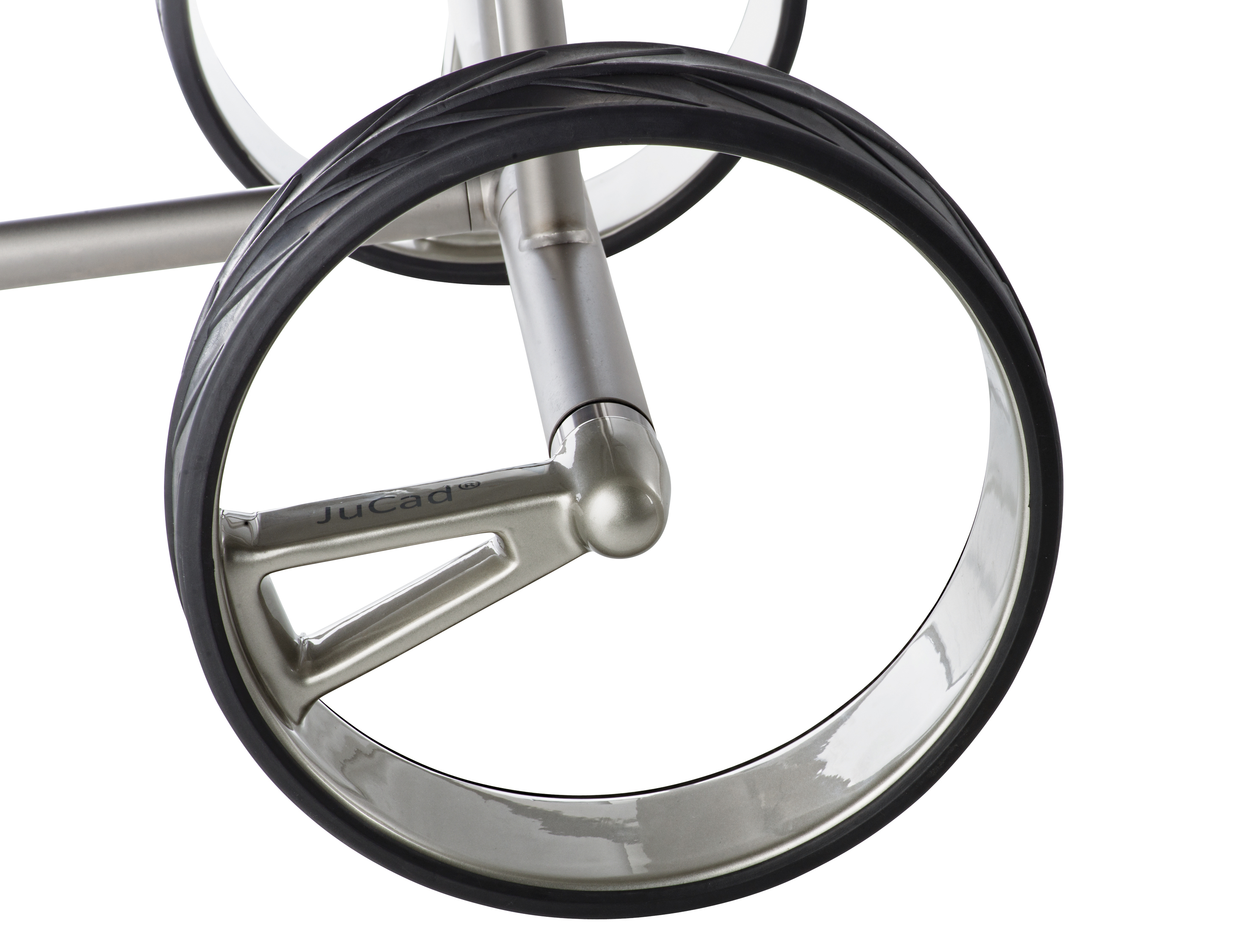 Roues légères de haute technologie. L‘expérience des techniques de course automobile au profit de votre confort sur le parcours.