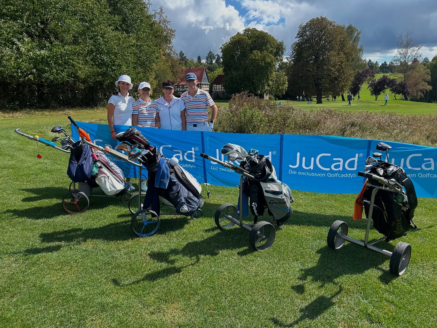 On August 30, 2025, the Lions Club Wetzlar-Solms hosted their golf tournament at the beautiful Golf Club Braunfels.
Sporty, heartfelt & perfectly organized!
The JuCad trolleys proved to be true everyday heroes: light, elegant & robust – ideal for the hilly course and a relaxed game.
Many thanks for the great photo!
#jucad #golf #golftrolleys #golftournament #play On August 30, 2025, the Lions Club Wetzlar-Solms hosted their golf tournament at the beautiful Golf Club Braunfels.
Sporty, heartfelt & perfectly organized!
The JuCad trolleys proved to be true everyday heroes: light, elegant & robust – ideal for the hilly course and a relaxed game.
Many thanks for the great photo!
#jucad #golf #golftrolleys #golftournament #play