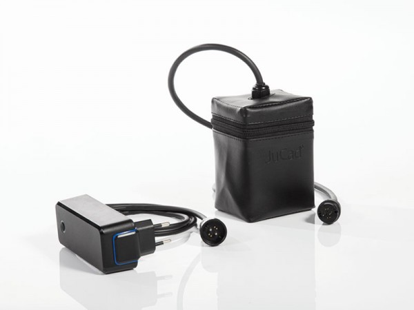 Les chariots électriques JuCad sont équipés d’une batterie de petite taille (« Powerpack JuCad ») et d‘un chargeur turbo compact. 