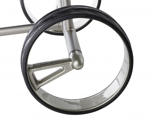 Roues légères de haute technologie. L‘expérience des techniques de course automobile au profit de votre confort sur le parcours.