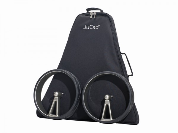 Der JuCad Phantom black on black 2.0 wird inkl. einer flachen Tragetasche mit extra Räderbeutel geliefert.